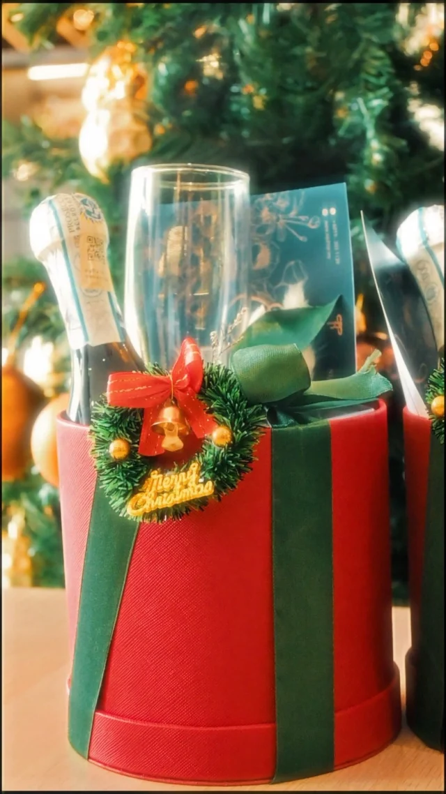 🎄🎁 Get Your Perfect Christmas Gift Now! 🎁🎄

Looking for a festive surprise for your friends or family? 🎉✨ We’ve got you covered! Order this delightful Christmas gift set for only RM 129 and make this season even more special! 🎅🏼The perfect blend of celebration and sweetness—ideal for gifting! 🎁💫

What's inside? 🍾 A beautiful champagne flute
🍷 A miniature bottle of prosecco
🍬 Sweet marshmallows for a cozy treat

Hurry, orders are filling fast! 🎄 Order now and spread the joy of Christmas! ✨🎁

#rswinesandspirits #prosecco #luneta #wine #rose #christmas #present #gift #christmasgift